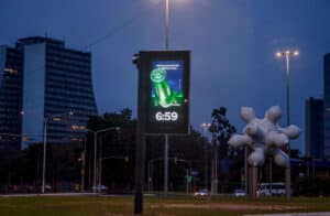 A Heineken é o primeiro anunciante a explorar os recursos da publicidade 3D Play nos circuitos digitais out of home da Clear Channel.