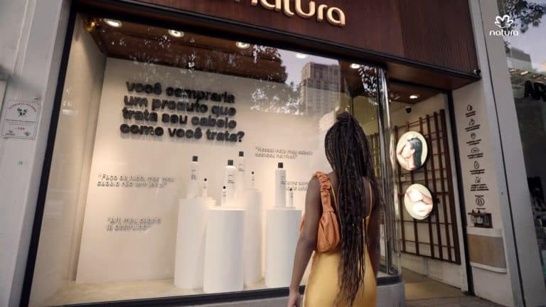 Natura Lumina convida todas as mulheres a terem uma relação fluida e saudável consigo mesma e com seus cabelos em sua nova campanha.