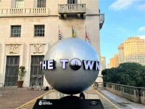Chegou a vez do The Town dar continuidade ao trajeto da grande esfera símbolo do festival por pontos estratégicos da cidade.