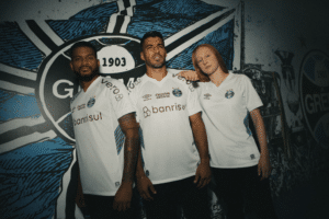 A Umbro Brasil apresenta hoje, dia 25, a nova camisa branca do Grêmio Foot-Ball Porto Alegrense para a temporada 2023.