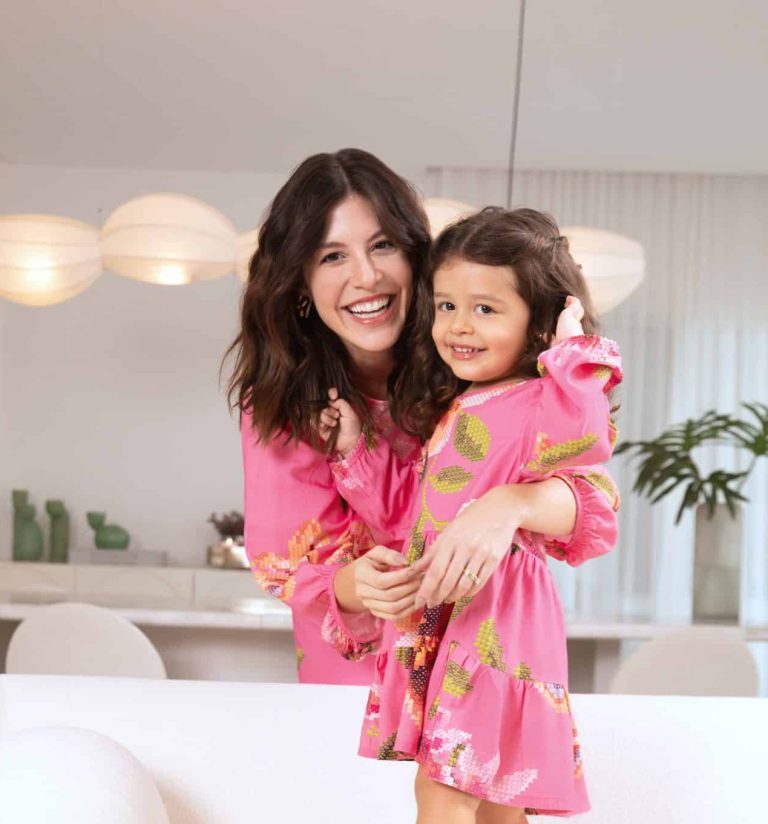 Malwee lança campanha com influenciadoras mulheres, mães e profissionais que estão sempre em movimento nessa balança entre carreira e filhos.