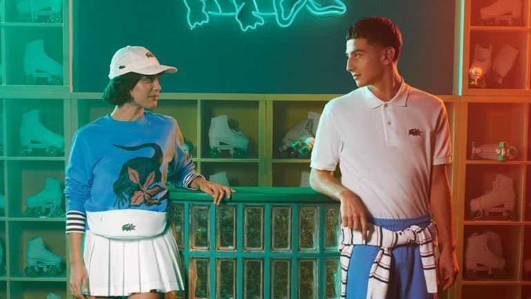 A Lacoste se reuniu com a Netflix para lançar uma coleção que celebra os universos de alguns dos shows mais amados do serviço de streaming.