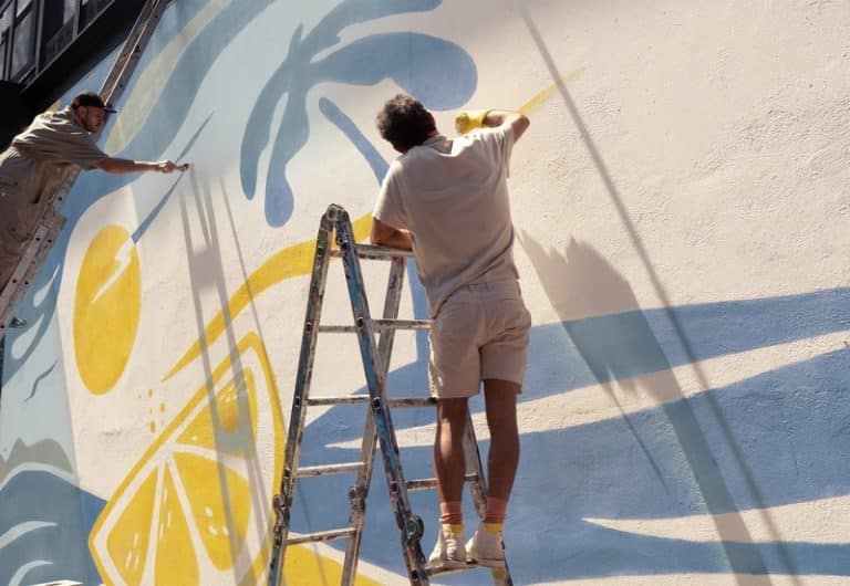 Criada pela cerveja Corona Cero Sunbrew, a intervenção urbana Solar Spots utiliza pela primeira vez um novo tipo de tinta na pintura.