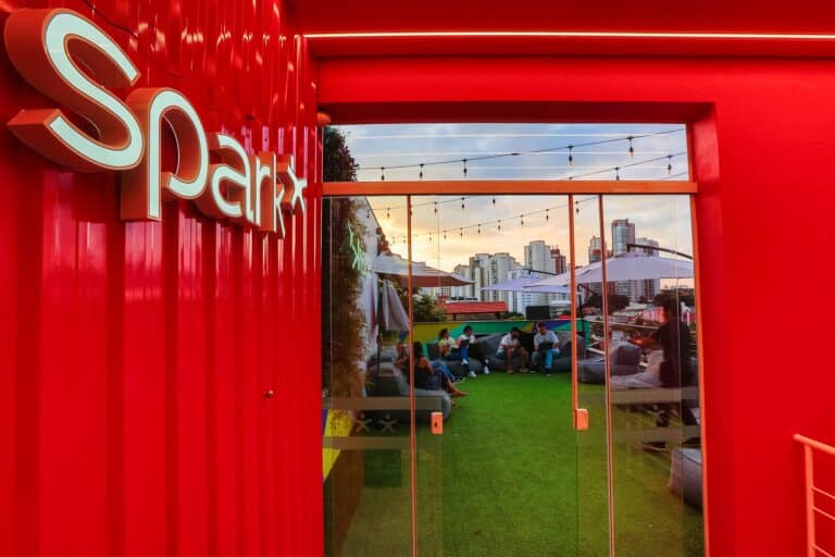 A Spark passa a atender a conta de ACUVUE, gigante no mercado de lentes de contato pertencente a Johnson & Johnson Vision.