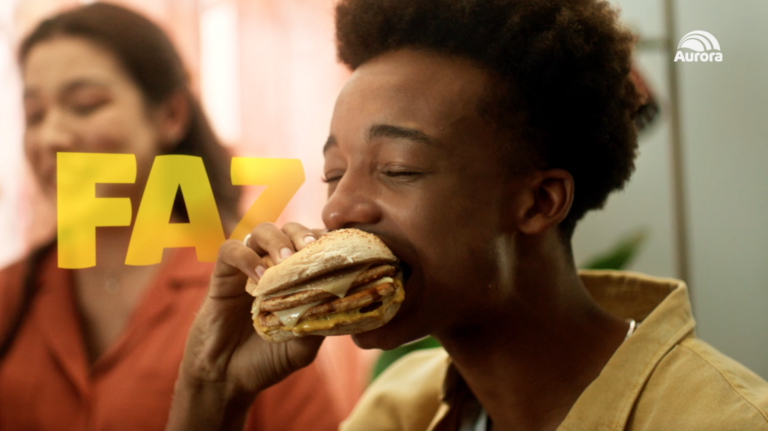 A Aurora resgatou o clássico "Da Da Da", da banda alemã Trio, em sua mais nova campanha, intitulada "Aurora Faz, Faz, Faz".