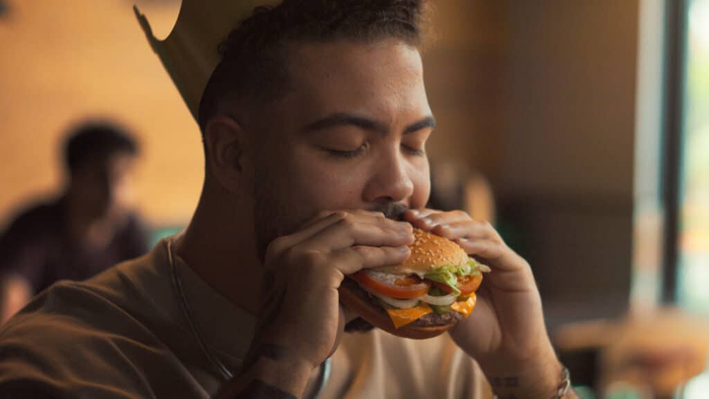 O Burger King apresentou os novos precinhos de seus hambúrgueres pelo aplicativo próprio da marca através de uma nova campanha.