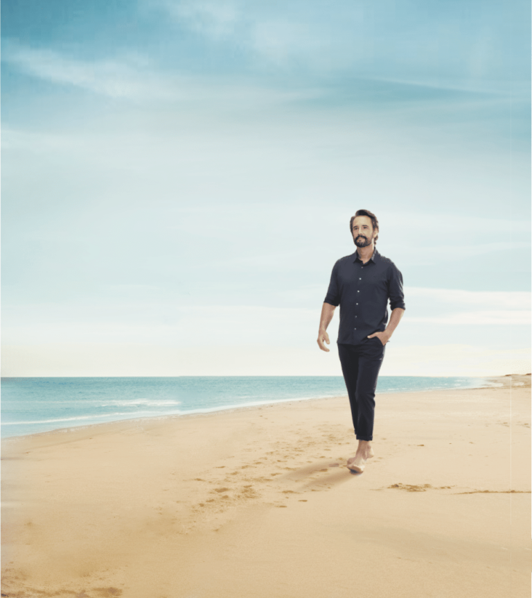 Beyond The Club exibe em maio sua primeira campanha publicitária, com o ator Rodrigo Santoro, clicado por Aderi Costa, no Rio de Janeiro.
