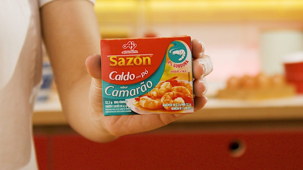 A SAZÓN, marca da Ajinomoto do Brasil, está de volta à TV após 10 anos, com a campanha “Saia do Quadrado com Caldo em Pó SAZÓN".