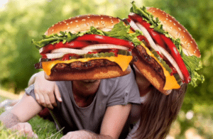 Burger King transforma casais fake de anúncios em descontos de verdade em campanha para celebrar o Dia dos Namorados.