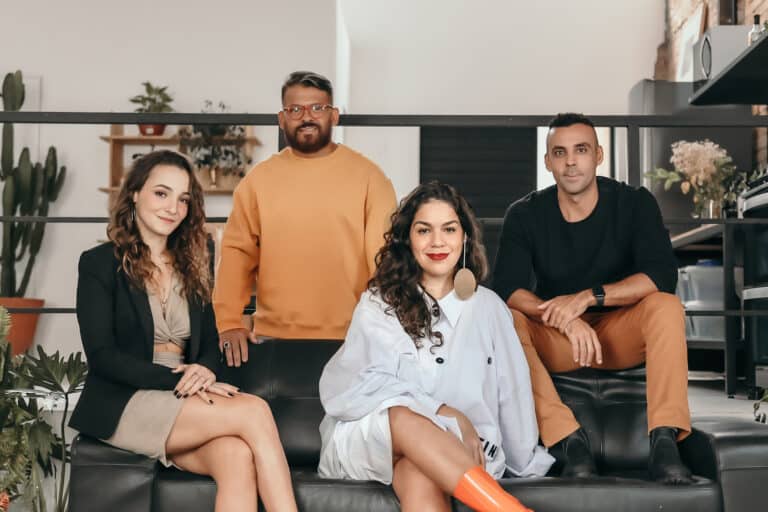 A JONES, que leva um DNA formado pela criação de comunicação não interruptiva, acaba de ser lançada, e já conta com mais de 150 profissionais.