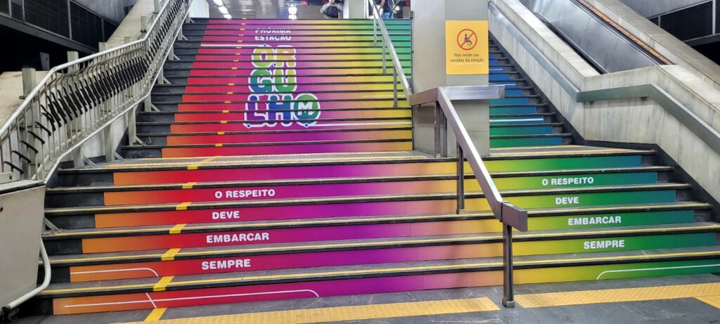 O MetrôRio lançou, no Dia Internacional do Orgulho LGBTQIAP+, a campanha "Próxima estação: Orgulho. O respeito deve embarcar sempre".