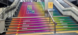 O MetrôRio lançou, no Dia Internacional do Orgulho LGBTQIAP+, a campanha "Próxima estação: Orgulho. O respeito deve embarcar sempre".