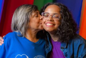 Neste mês de junho, a Casas Bahia convida pais, familiares e amigos de pessoas da comunidade LGBTQIAP+ a apoiarem a causa publicamente.