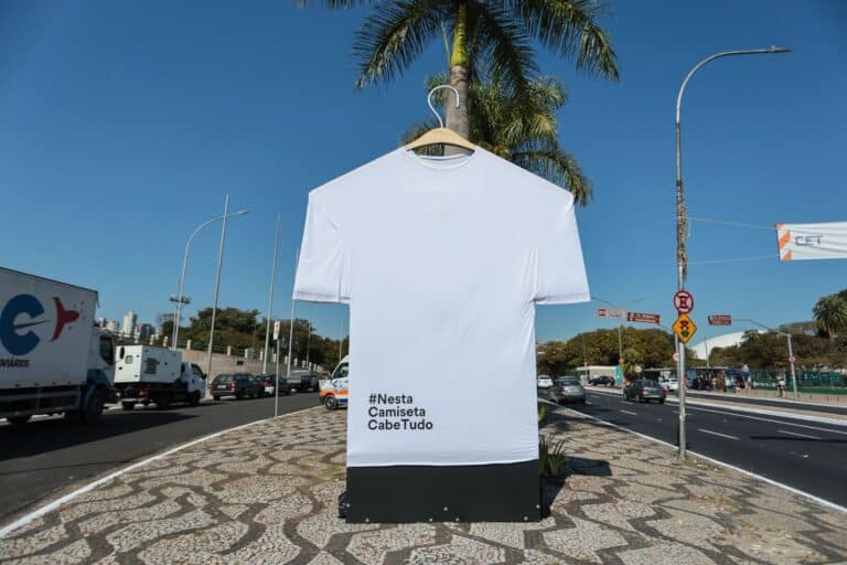 A Hering expôs uma camiseta de três metros, que, durante a noite recebeu projeções de frases que fazem parte do mantra da marca.