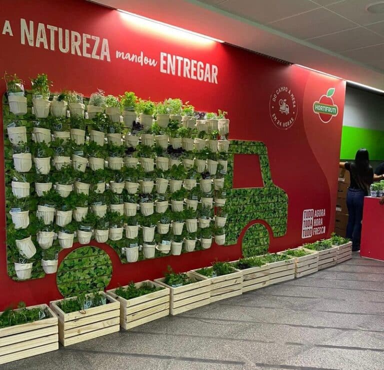 A Hortifruti Natural da Terra está realizandouma ação 360º no metrô de Botafogo, uma das estações com maior fluxo da cidade.