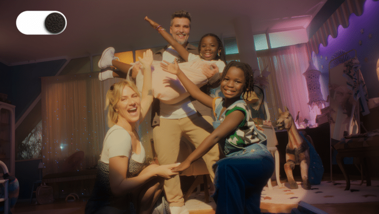 Oreo convida as pessoas a reativarem o modo brincante, especialmente dos papais e das mamães, em campanha com a família Ewbank-Gagliasso. 
