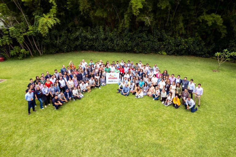 The Coca-Cola América Latina une-se à diferentes comunidades para a implementação e fortalecimento de iniciativas que permitem responder às necessidades locais e desafios das comunidades onde a companhia opera.