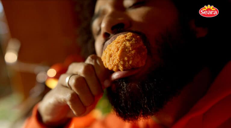 Seara apresenta sua nova campanha da Linha de Frangos Crocantes com produtos feitos com 100% de peito de frango e diferentes casquinhas.