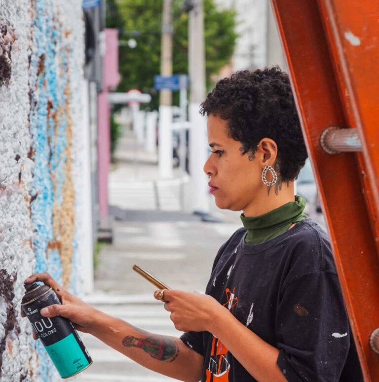 A Seleção Brasileira de futebol feminino finalmente estreou, e o Rappi convidou mulheres grafiteiras para desenvolver uma ação especial.