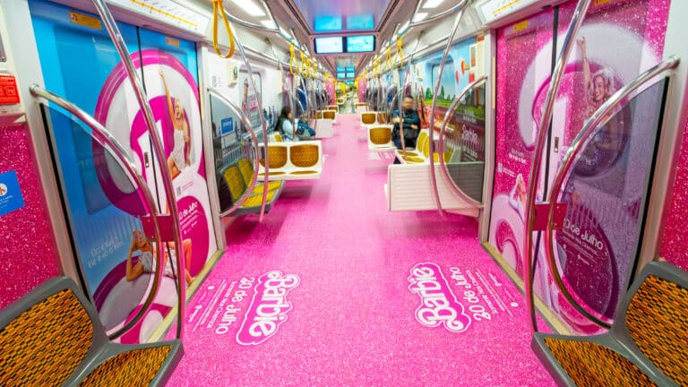 Barbie, filme dirigido por Greta Gerwig, uma das produções mais esperadas do ano, está finalmente chegando aos cinemas.