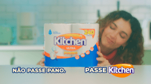 Marca de toalhas de papel e guardanapos do grupo Softys, Kitchen inicia esta semana a veiculação da campanha “Não passe pano. Passe Kitchen”.