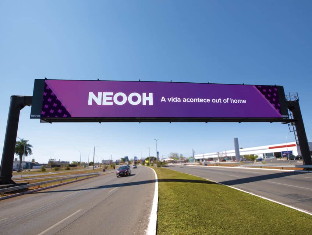 A NEOOH é a responsável pela instalação do maior pórtico digital em aeroportos do mundo, localizado na Capital Federal.