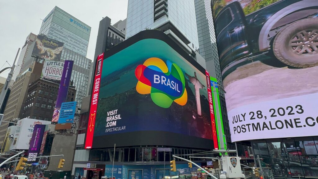 Embratur lança campanha para atrair turistas dos Estados Unidos e promover a retomada da marca Brasil, com criação da Calia.