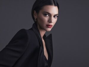 A L'Oréal Paris, em um dos maiores anúncios do mundo da beleza, dá as boas-vindas à sua nova embaixadora global: Kendall Jenner.