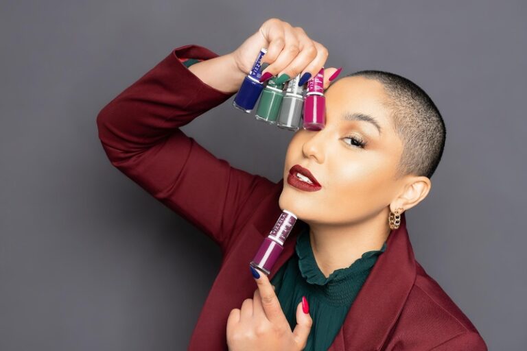 Esmaltes Vizzela Cosméticos oferece esmaltes com alta tecnologia, 5 free, hipoalergênicos e 100% veganos para o inverno 2023.