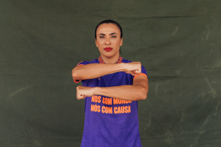 A renomada estrela do futebol feminino Marta decidiu concretizar, poucos dias antes de entrar em campo pelo Brasil, o movimento Go Equal. 