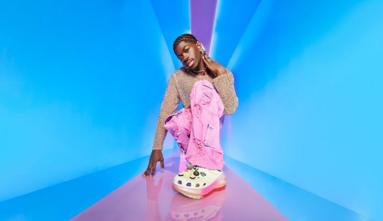 A Crocs se juntou à estrela internacional da música Lil Nas X para levar às alturas os clássicos da marca através da coleção Height.