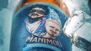 A dupla de diretores de cena Manimou celebra dez anos de parceria brindando o lançamento de sua própria cerveja artesanal.