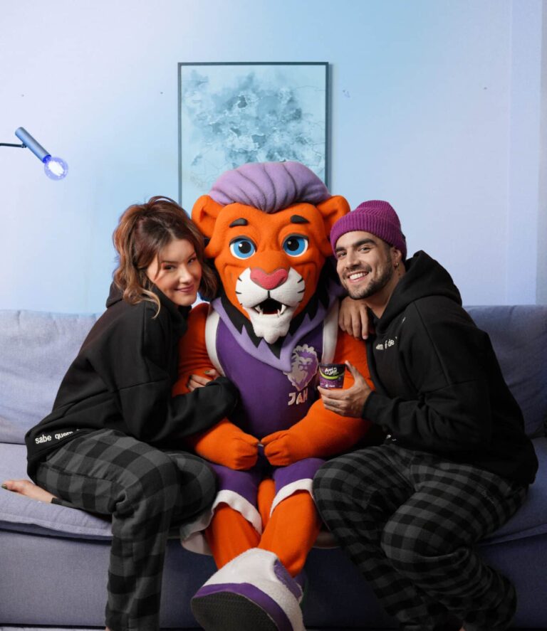 A nova campanha do app de delivery do JAH é estrelada por Caio Castro e sua namorada, a artista e empresária, Daiane de Paula.