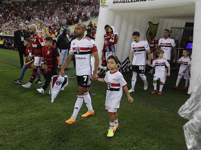 Em uma ação do São Paulo Futebol Clube e o Cartão de TODOS, 300 torcedores são paulinos receberão ingressos para Corinthians x São Paulo.
