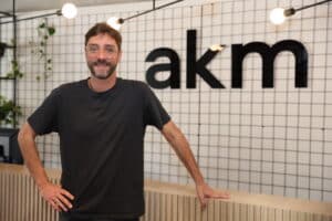 A AKM acaba de apresentar o profissional José Spagnuolo, que chega pra assumir como novo Head de Criação da agência.