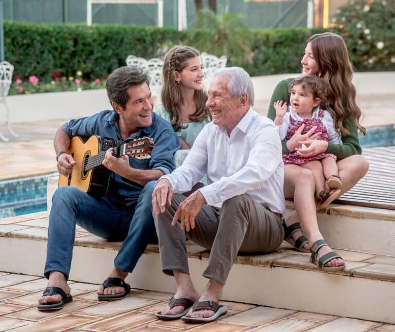 A Cartago, marca de calçados do universo casual, celebra a troca de afeto entre gerações em sua campanha para o Dia dos Pais.
