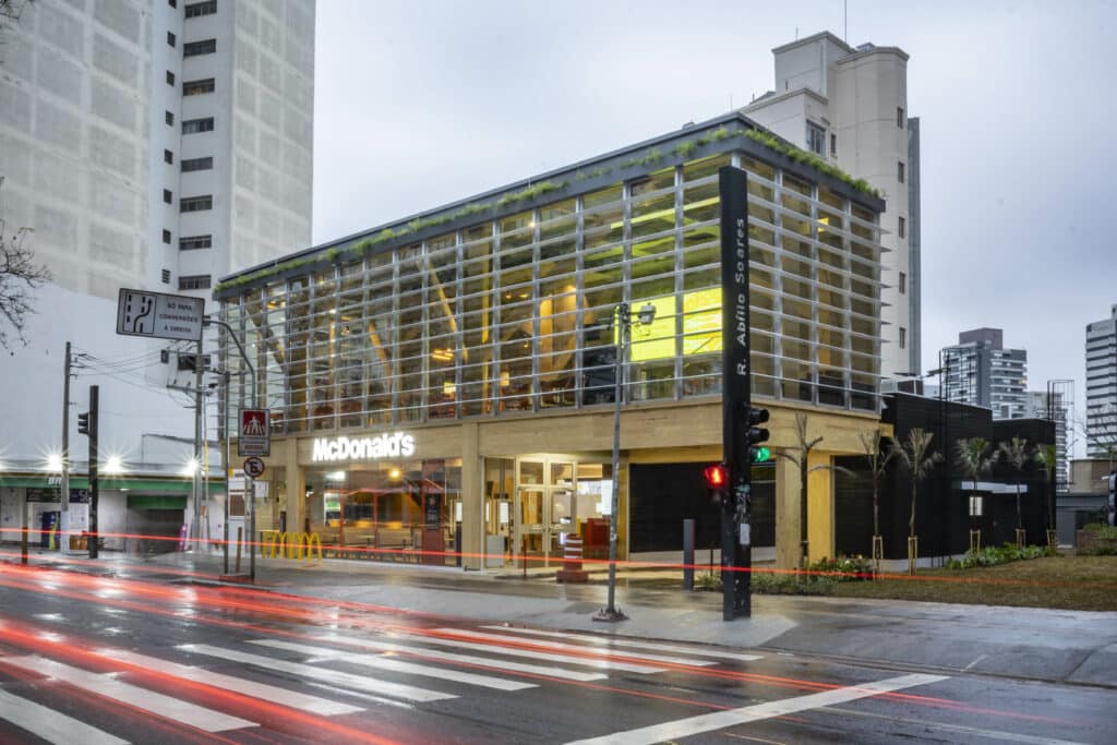 Um McDonald's construído de madeira, materiais reciclados e abastecido inteiramente por energia renovável ganha a região da Av. Paulista.