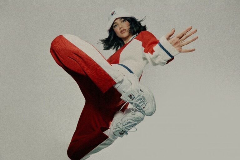 O Disruptor Premium da FILA chega representado pela cantora Manu Gavassi, com referências dos anos 90 em uma vibe nostálgica.