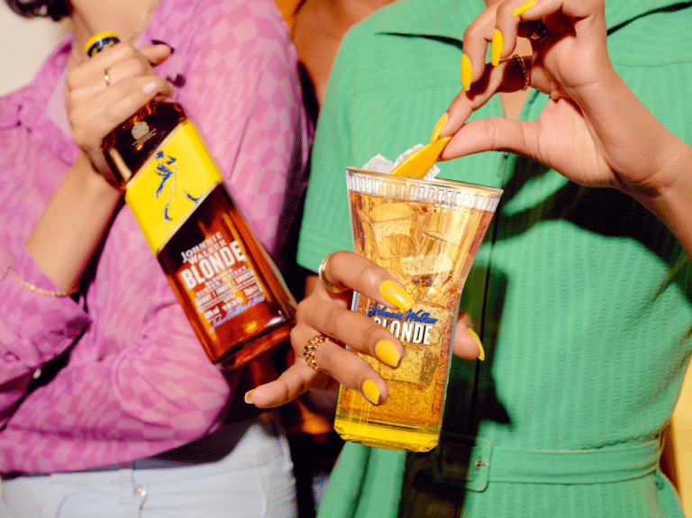 Johnnie Walker convida cervejeiros a "darem uma folga" para a aniversariante e brindarem a data com um drink feito com Johnnie Walker Blonde.
