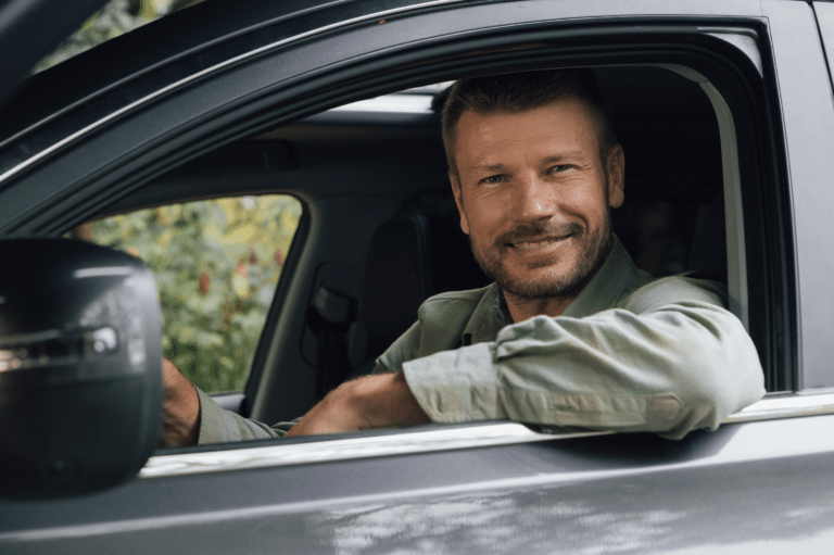 Rodrigo Hilbert mostra a vida em movimento e compartilha sua "energia" em nova campanha das Baterias Heliar.
