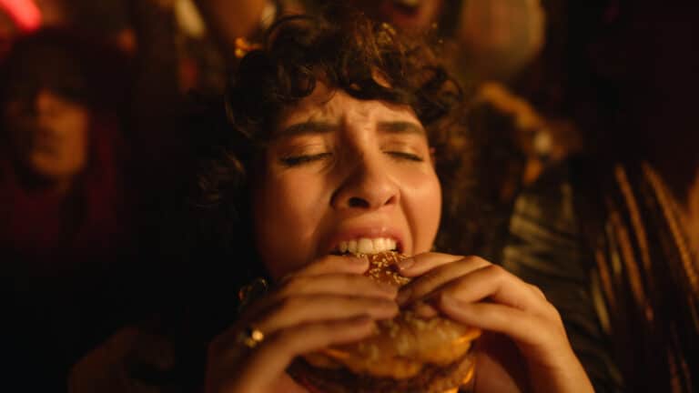 McDonald's lança, estreando parceria que promete ser histórica, o McMelt The Town, sanduíche oficial do festival que acontecerá em setembro.