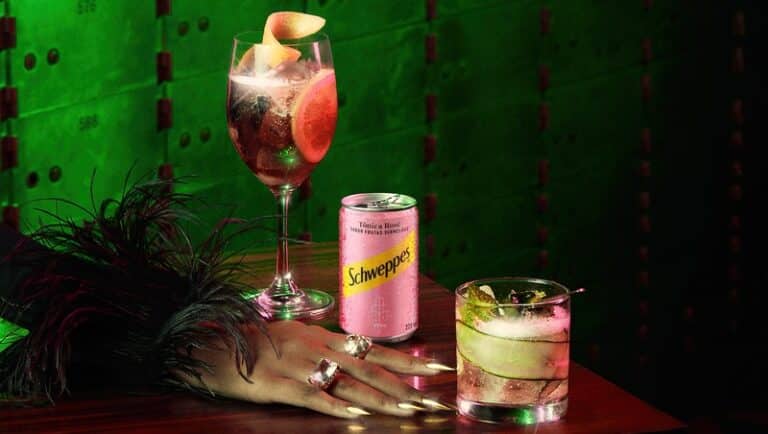 Schweppes, em 2023, resgata sua história e apresenta experiências que traduzem a temática de equilíbrio entre o doce e amargo.