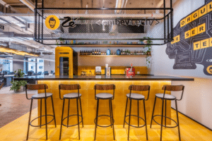 O projeto Zé Delivery + Ambev Tech, que nasceu das pranchetas do escritório de arquitetura LP+A, está localizado no Itaim Bibi, em São Paulo.