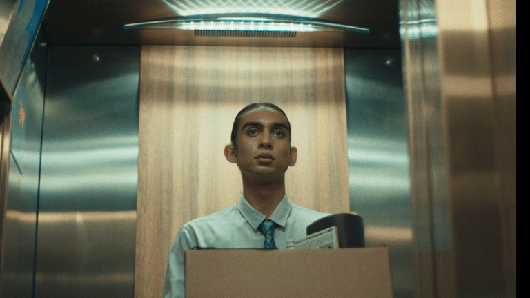 Grupo Gay da Bahia retrata, em ação da Propeg, a transformação do local de trabalho após reconhecer as pessoas como elas se enxergam.