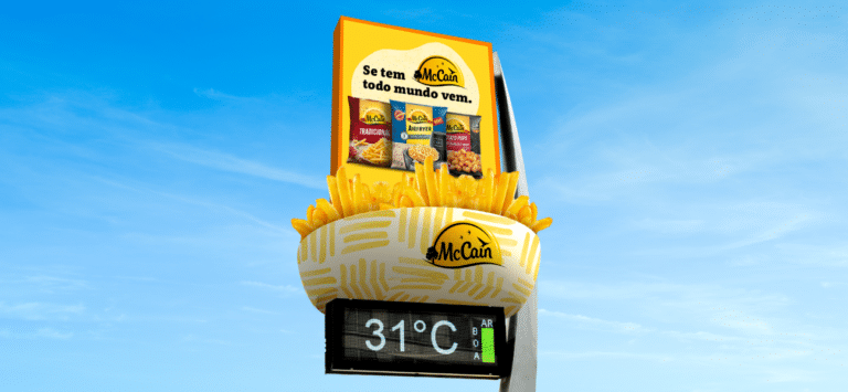 A McCain surpreende o público que passar pelas principais vias de São Paulo com porções gigantes de batatas-fritas nos relógios de rua. 