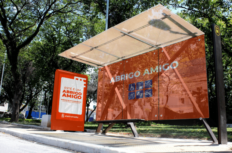 A Eletromidia inaugurou em São Paulo nesta última terça-feira, dia 29, os dez primeiros pontos do "Abrigo Amigo".