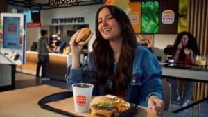 O Burger King está relançando sua icônica oferta King em Dobro por meio de vídeo bem-humorado com a atriz Larissa Manoela.