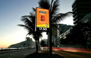 Os cariocas poderão agora descobrir as promoções do Supermercados Mundial nos relógios de rua, mas de uma maneira diferente.