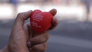 A agência .be comunica promove, no mês dedicado à prevenção de doenças cardíacas, uma ação que literalmente fez os corações caírem do céu.