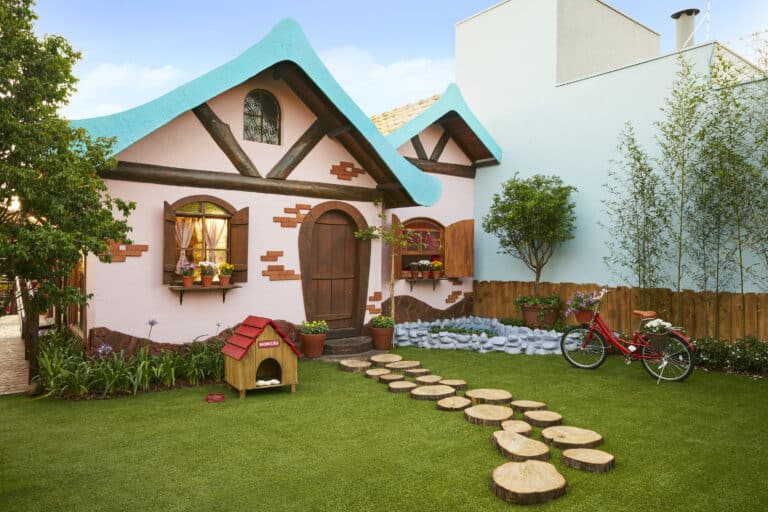 Para comemorar o aniversário da Mônica, a menina do vestido vermelho abrirá as portas de sua casa, disponível apenas no Airbnb.